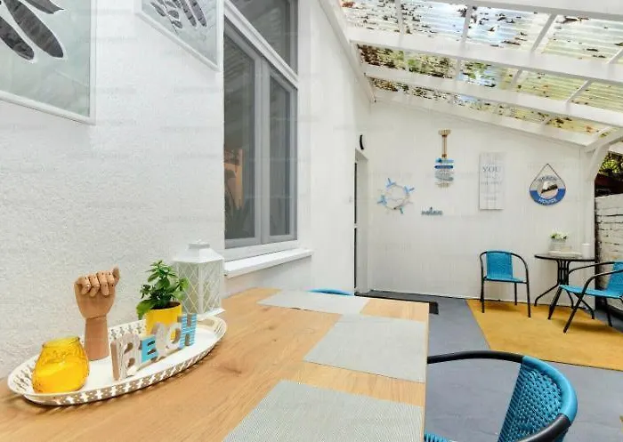 Peterfy With Inside Terrace Near The Keleti Railway Station Boedapest